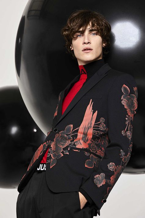 Liam Kelly is the Face of Just Cavalli Pre-Fall 2020 Collection Liam Kelly, Black Suit, Mens Winter Fashion, Just Cavalli, Fashion Show Collection, Fashion 2020, Mode Vintage, Fashion Poses, Looks Vintage