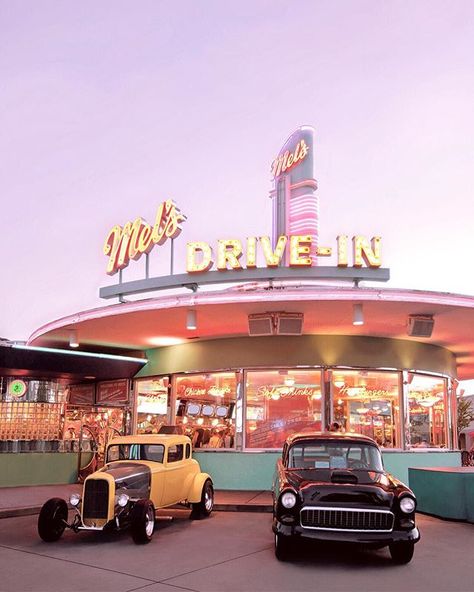 Orlando. Mel’s Drive In 🇺🇸 🍔 ••#melsdrivein #orlando #drivein #hamburger #restaurant #vintage #florida #sunset #purple #travelphotography 50's Aesthetic, Hamburger Bar, 1950s Aesthetic, Diner Aesthetic, 50s Aesthetic, Hamburger Restaurant, Paul Fuentes, Sunset Purple, Arcade Retro