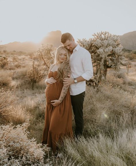 Family Of 4 Maternity Picture Poses, Western Maternity Pictures, Desert Maternity Photos, Outdoor Maternity Pictures, Maternity Photography Fall, Fall Maternity Pictures, Couple Maternity Poses, Maternity Picture Outfits, Maternity Couple