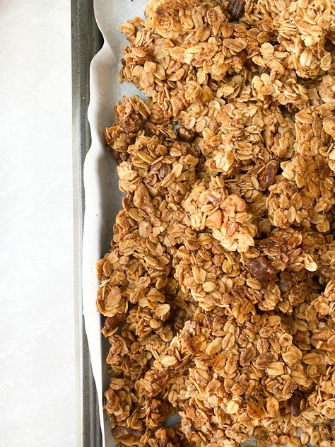 Maple Brown Sugar Granola - Simplylifewithlindsey Brown Sugar Granola Recipe, Vanilla Granola Recipe, Maple Granola Recipe, Cinnamon Coffee Cake Muffins, Vanilla Granola, Salad Shop, Maple Granola, Cinnamon Coffee Cake, Maple Brown