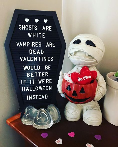 Heika Orr High on Instagram: “Marvin has that loving feeling 🖤🖤🖤 Love my #coffinletterboard from @nomnu.dark #happyvalentinesday #valoween #valloween #letterboard…” Halloween Letterboard Ideas, Coffin Letterboard Sayings, Letterboard Signs, Valentines Letter, Halloween Letters, Felt Letter Board, Anti Valentines Day, Word Board, Halloween Cards Handmade