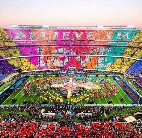 "Believe in Love"....COLDPLAY So powerful <3 Coldplay Singer, Super Bowl Weekend, Chris Martin Coldplay, Super Bowl 50, Halftime Show, Viva La Vida, Concert Stage, Gay Marriage, Chris Martin