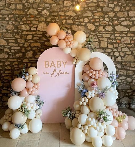 Luxe and Blossom on Instagram: "𝐁 𝐀 𝐁 𝐘 𝒾 𝓃  𝐵 𝓁 𝑜 𝑜 𝓂 🌸🌷🌿🌺🌹   Blooming LOVE this baby shower theme (see what I did there 👀) 🤩💕🎀💗  #babyinbloom #babyinbloomtheme #babyinbloombabyshower #babyshowerballoons #babyshowerideas #babyshowerdecorations #babyshowerdecor #babyshower #girlbabyshower #balloonarch #balloonsbackdrop #balloongarland  #eventdecor" Baby In Bloom Arch, Boho Rainbow Baby Shower Ideas, Baby In Bloom Backdrop, Party Diy Backdrop, Rainbow Baby Shower Ideas, Arch Balloon, Baby Shower Theme Decorations, Baby Shower Deco, Disney Baby Shower