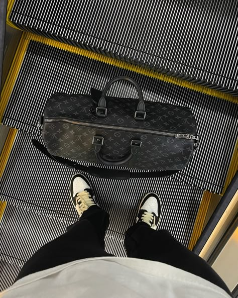 Lv Aesthetic, Nothing Nowhere, Tiktok Pictures, Man Lifestyle, Travelling Bag, Luxe Aesthetic, Black Bedroom Decor, Lv Sneakers, Gentleman Aesthetic