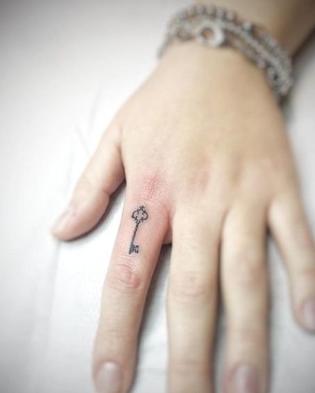 Key Finger Tattoo, Small Key Tattoos, Short Tattoo, Small Tattoo Ideas For Women, Tattoo Placement Ideas, Small Tattoos For Women, Small Heart Tattoos, Key Tattoos, Key Tattoo