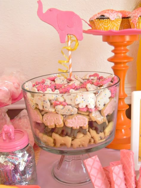 Circus cookie party table display! Ladybird Johnson, Elephant Party Favors, Baby Shower Ideas For Girls Themes, Food Display Table, Circus Cookies, Elephant Baby Shower Theme, Baby Niece, Elephant Shower, Elephant Party