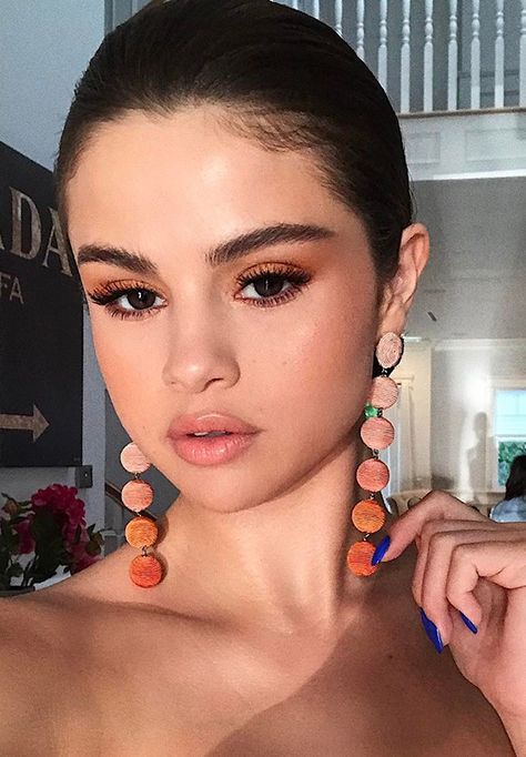 Celebrities proclaim this to be the hottest eye-shadow color for spring... see how they're styling these beauty must haves...Love this darker neutral on Selena Gomez Selena Gomez Nails, Selena Selena, Selena Gomez Makeup, Orange Makeup, Skirt Diy, Selena Gomez Style, Makeup Hacks, Celebrity Beauty, Dress Makeup