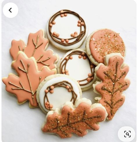 Maple Leaf Cookies Royal Icing, Simple Fall Decorated Cookies, Fall Icing Cookies, Easy Fall Royal Icing Cookies, Fall Leave Cookies, Circle Fall Cookies Decorated, Simple Fall Royal Icing Cookies, Round Cookie Decorating Ideas Fall, Fall Leaves Cookies Royal Icing