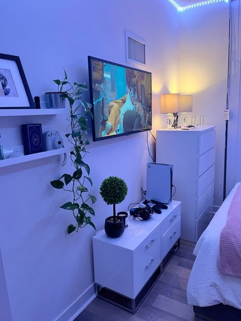 ˚୨୧⋆ @bella2angel Sharing A Room With Boyfriend, Room Tv Ideas Bedrooms, Tv In Room Bedroom, Mounted Tv Decor Bedroom, Small Room Setup Bedrooms Layout, Room Baddie, Bedroom Baddie, Apartment Rooms, Wallpaper Baddie