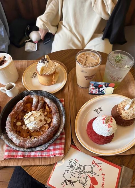 #seoul #cafe #aesthetic #autumn Seoul Foods, Seoul Autumn Aesthetic, Cute Cafes In Korea, Seoul In November, Autumn In Seoul, Seoul Winter Aesthetic, Korea Autumn, Christmas In Seoul, Japan Cafe Aesthetic