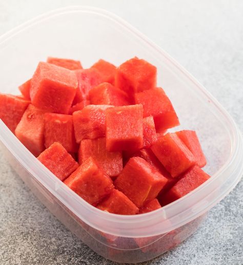 Easy tips for How to Cut a Watermelon into perfectly-portioned pieces! Try them as cubes, or use other shapes for parties and holidays! How To Cut Melon, Watermelon Mixed Drinks, Freeze Watermelon, Watermelon Hacks, Watermelon Snack, Watermelon Cubes, Watermelon Sticks, Square Watermelon, Cut A Watermelon