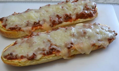 Loaves of garlic bread topped with a ricotta cheese layer, a meat sauce, and lots of melted mozzarella cheese. Perfect for dinner or cut into smaller pieces as an appetizer. Lasagna Bread, Bread Boats, Frozen Garlic Bread, Bread Bowl Recipe, Cafe Lunch, Garlic Bread Pizza, Cheese Sauce For Pasta, Pizza Ingredients, Bread Pizza