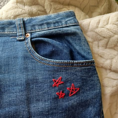 Embroidery On Blue Jeans, Pant Leg Embroidery, Embroidery Jeans Diy Easy, Jean Pocket Embroidery, Jean Embroidery Ideas, Jean Patches Ideas, Jeans Embroidery Ideas, Embroider Clothes, Decorate Jeans