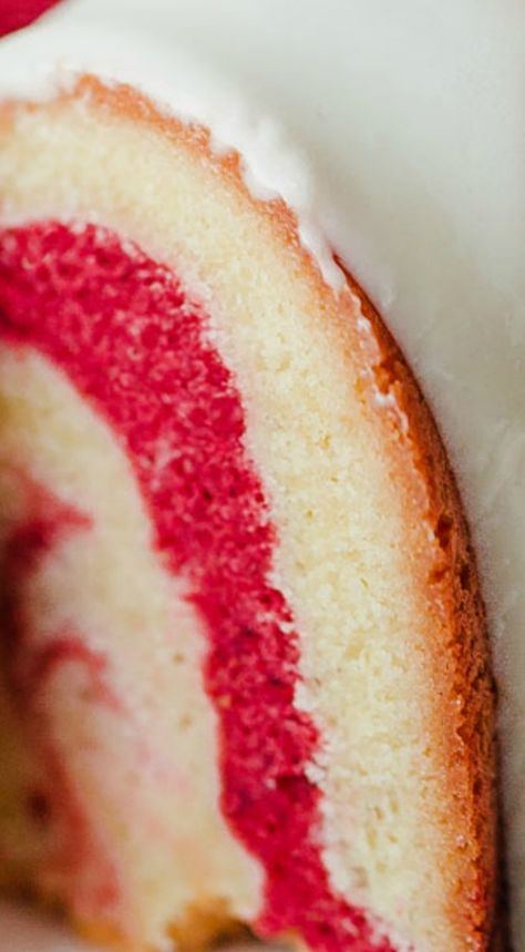 Red Velvet Marble Cake ~ Vanilla and red velvet flavors get swirled in a perfectly tender, moist and absolutely decadent pound cake!! Red Velvet Marble Cake, Marble Cake Recipe, Cake Marble, Cake Step By Step, Sparkle Cake, Betty Crocker Cake, Cake Mix Desserts, Marble Cake Recipes, Cake Vanilla