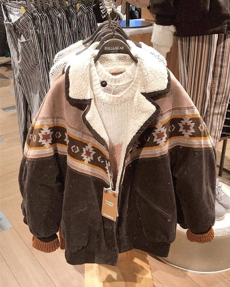 Cool Sweater Outfits, Jacksonhole Wyoming Outfits, Feminine Western Outfits, Western Fall Aesthetic, Hicking Outfits Fall, Modern Country Outfits, Country Hippie Style, Country Outfits Fall, Fall Country Outfits