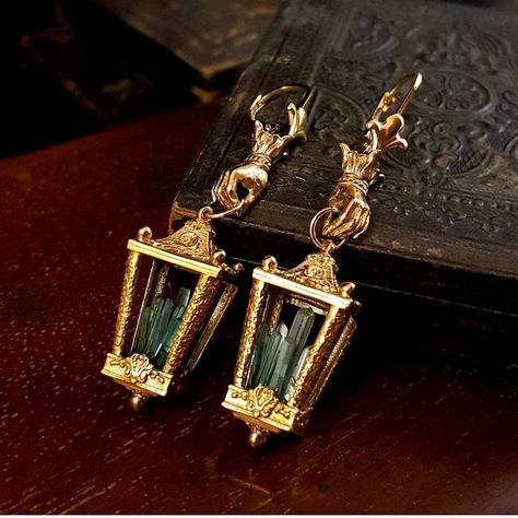 Gold Earing, Lantern Earrings, Book Ends, Funky Jewelry, Fantasy Jewelry, Jewelry Inspo, Dream Jewelry, Pretty Jewellery, Ear Jewelry