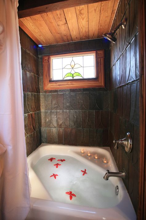 Tiny Texas Homes: Canyon Lake tub & shower... what a great way to have a tub in a tiny house -and I love the old lead shingles as wall waterproofing. Tiny Home With Bathtub, Tiny House Bathroom With Tub, Tiny Tub, Tiny Bathtub, Tiny Interior, Tiny House Bathtub, Tiny Texas Houses, Texas Houses, Roofing Tiles