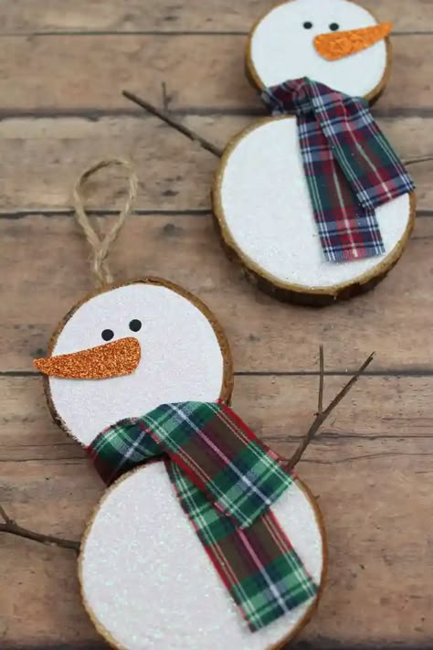 45 Farmhouse Style Christmas DIYs and Gifts - Pink Fortitude, LLC Christmas Craft Ideas To Make Homemade Gifts, Wood Snowman Ornaments, Snowman Tutorial, Simple Snowman, Christmas Crafts Snowman, Diy Snowman Ornaments, Homemade Christmas Gift, Rustic Snowman, Snowman Craft