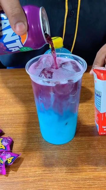 Receitas Práticas®|🍫🍌 on Instagram: "Drink do momento: Bubbaloo de uva 🚫🤪 Você precisa só de um Corote de Blueberry, uma Fanta uva e um pouquinho de leite condensado haha Gostaram? Vão fazer? 😋 🤪 Marca as amigas de rolê ai 👨‍🍳 Drink do @bimabeer" Food Nails, Blended Drinks, Breakfast Drink, Passover, Yummy Drinks, Food Inspiration, Low Carb Recipes, Vodka, Liquor