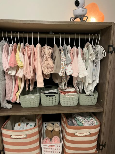 Closet For Newborn, Newborn Clothes Organization, Newborn Closet Organization, Newborn Organization Ideas, Organize Baby Socks, Infant Closet, Baby Wardrobe Organisation, Newborn Closet, Nursery Clothes Organization