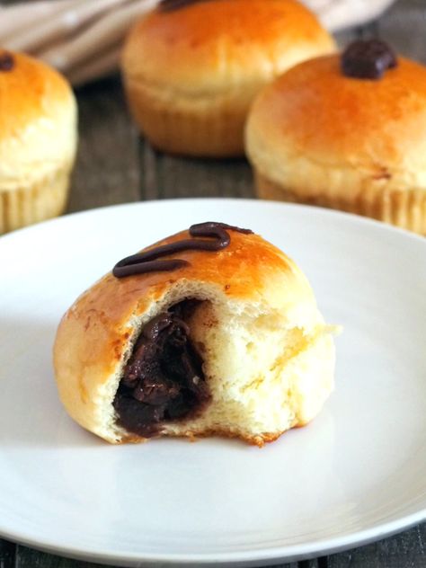 Bread With Chocolate Filling, Brioche Filling Ideas, Filled Brioche Buns, Custard Mochi, Chocolate Bun Recipe, Brioche Chocolate, Chocolate Bun, Filled Bread, Chocolate Brioche