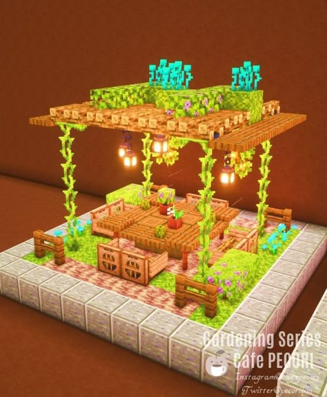 Minecraft Tea Party, Small Build Ideas Minecraft, Interactive Minecraft Builds, Aesthetic Minecraft Decor, Minecraft Petting Zoo Ideas, Heart Lake Minecraft, Pastel Minecraft House, Flower Stand Minecraft, Minecraft Inspo Aesthetic