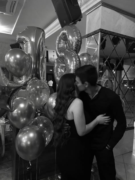 Party Pictures With Boyfriend, Couple In Party Aesthetic, Couple Soiree, Couple Party Pictures, Party Couple Pictures, Couple Celebrating Birthday, Birthday Couple Pic, Party Couple Aesthetic, Couple Birthday Pictures