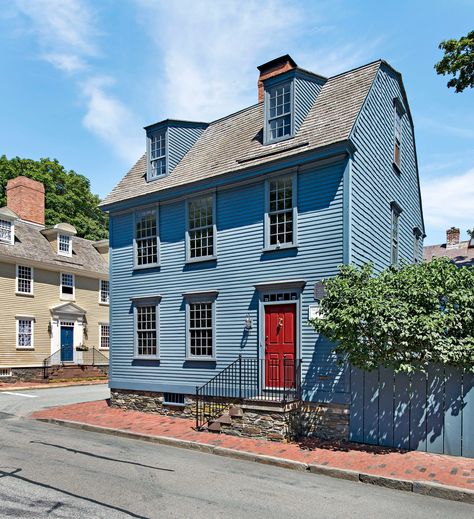 Family Love Sustains Three Colonial-era Homes in Newport - This Old House Small Colonial House, New England Colonial House, Small Colonial, New England Style Homes, Early American Homes, New England Colonial, Colonial House Exteriors, Doris Duke, Colonial Blue