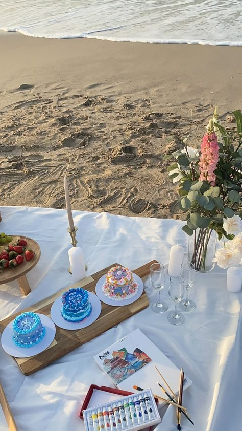 Simple Beach Birthday Decoration, Beach Birthday Aesthetic Decor, Birthday Beach Picnic Aesthetic, Beach Picnic Ideas Simple, Birthday On The Beach Ideas, Simple Birthday Picnic, Simple Beach Picnic, Beach Picnic Birthday Party, Aesthetic Party Themes