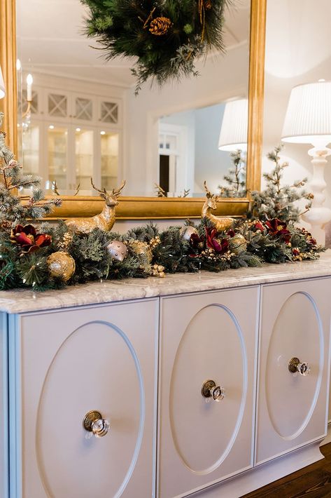 Dining Room Christmas Decor, Living Room Decor Christmas, Christmas Living Room Ideas, Childhood Christmas, Magnolia Garland, Gold Dining Room, Dream Christmas, Christmas Living Room Decor, Room Decor Christmas