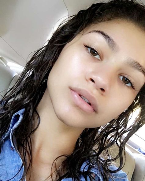 No makeup #Zendaya #zendaycoleman Estilo Zendaya, Skin Goals, Makeup Hacks Beauty Secrets, Bare Face, Zendaya Coleman, Beauty Goals, No Makeup, Glowy Skin, In A Car