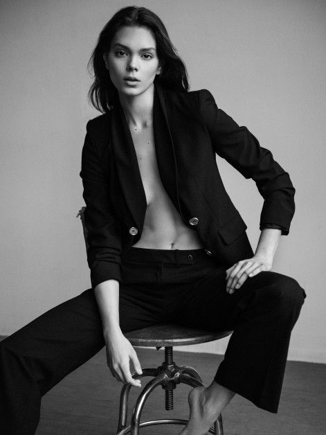 Woman In Blazer Photoshoot, Blazer Only Photoshoot, Blazer Studio Photoshoot, Suit Jacket Photoshoot Women, Female Model Portfolio, Chill Photoshoot, Black Blazer Studio Shoot, Model Portfolio Examples, Power Suits For Women