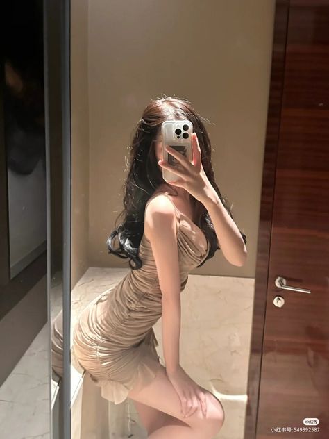 Ulzzang Body, Money Dress, Korea Dress, Modern Hijab Fashion, Mirror Selfie Poses, Face Aesthetic, Cute Couple Wallpaper, Korean Dress, Free Hair