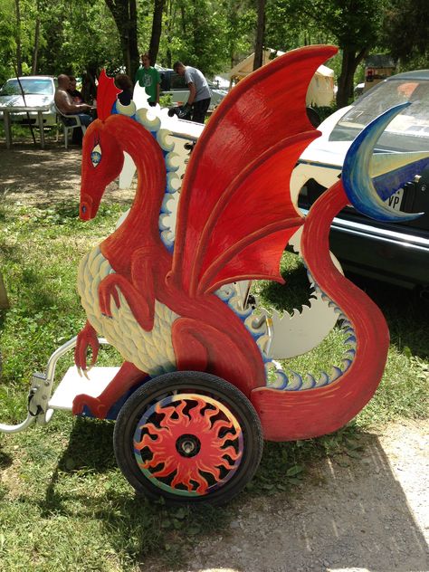 Dragon bike cart, red dragon side. Chinese Dragon Parade Diy, Dinosaur Wagon Cage, Wood Yard Art Dragon, Metal Yard Art Dragon, Bike Parade, Wagon Ideas, Fair Costume, Dragon Wagon, Bike Cart