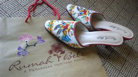 Nyonya Shoes, Peranakan Art, Embroider Shoes, Nyonya Kebaya, Beaded Shoe, Baba Nyonya, Cheongsam Traditional, Beaded Shoes, Beads Embroidery