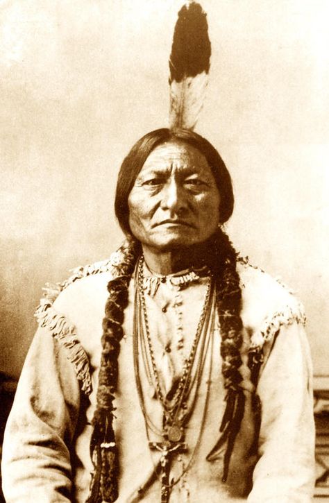 Tatanka-Iyotanka, "Sitting Bull" (1831-1890). Sioux Indian chief. Joined his first war party against the crow at age 14. In June 1876, he was engaged in battle against General George Armstrong Custer in the now famous Battle at Little Bighorn. Where he led thousands of Sioux and Cheyenne warriors against Custer's undermanned force, wiping out the 200-plus men. He was killed by Indian agency police on the Standing Rock Indian Reservation in 1890. Chief Sitting Bull, Sioux Indian, Lakota Sioux, Sitting Bull, Cherokee Indian, Native American Chief, Trail Of Tears, Native American Photos, Indian Tribes