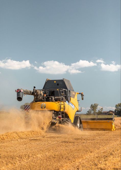 New Holland Tractor Wallpaper, Farming Photo, New Holland Combine, Farming Photography, New Holland Agriculture, Tractor Photos, Combine Harvester, Farm Lifestyle, Agriculture Farming