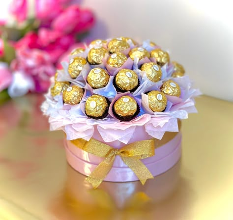 Chocolate Basket Ideas, Ferrero Rocher Gift Ideas, High End Chocolate, Hershey Kisses Gifts, Wine Gift Box Ideas, Rocher Bouquet, Ferrero Rocher Gift, Mothers Day Bouquet, Ferrero Rocher Bouquet