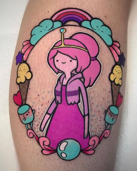 Artista de fora 😊  Feito por @illustday 💕💖🍬🍭 #princessbubblegum #princessbubblegumtattoo #adventuretime #adventuretimetattoo #PB #candykingdom #supercutetattoos #cutetattoos #pinkworkers #kawaiitattoo #cartoonnetwork #cartoontattoo #tattoons #brightandbold #boldwillhold #colortattoo #solidink #inkeeze #pinkglide #cheyennetattooequipment #neotatmachines #eikondevice #fkirons #ontariotattoos #femaletattooer #ladytattooers #nerdytattoos #toronto #torontotattoo Princess Bubblegum Tattoo, Bubblegum Tattoo, Pastel Tattoo, Adventure Time Tattoo, Nerdy Tattoos, Bright Tattoos, Pink Tattoo, Princess Tattoo, Marvel Tattoos