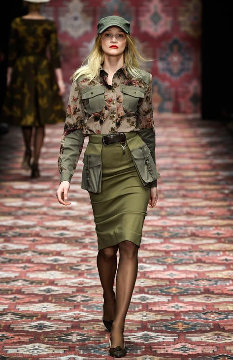 Military Outfits Women, Modern Warrior, Military Inspired Fashion, Army Dress, Army Look, Military Chic, Lena Hoschek, Berlin Fashion Week, Women Fashion Edgy