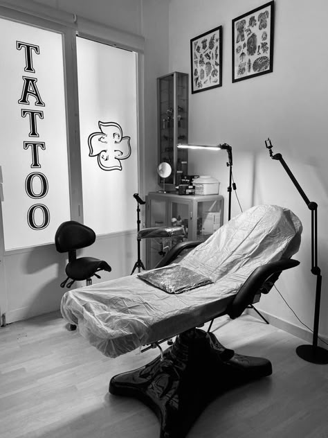 Jax Kingston, Tattoo Shop Interior, Tattoo Shop Decor, Tattoo Studio Interior, Tattoo Studio Design, Tattoo Salon, Tattoo Parlor, Home Tattoo, Studio Room