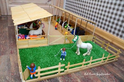 Play Farm Diy, Farm Diorama Ideas For Kids, Zoo For Kids, Toy Horse Stable, Farm Toy Display, Farm Animals Preschool, 4de Verjaardag, Diy Busy Board, Popsicle Stick Crafts House