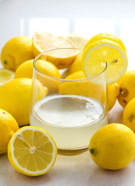 Lemon Water Detox Recipe, Lemon Juice Cleanse, Lemon Water Recipe, Drinking Warm Lemon Water, Juice Cleanses, Healthy Wellness, Warm Lemon Water, Health Disease, Natural Detox Drinks