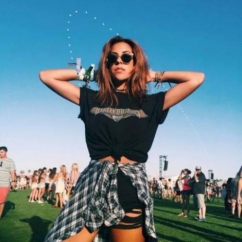 10 Festival Outfit Looks To Keep In Mind For Music Festival Season - Society19 Casual Curvy Fashion, Look Lollapalooza, Rock Festival Outfit, Moda Coachella, Rock Look, Festival Outfit Inspiration, Concert Outfit Summer, Hard Rock Music, Festival Outfits Rave