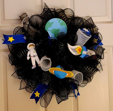 Deco Mesh Space Wreath Space Themed Wreath, Space Wreath Craft, Moon Shape Wreath, Space Wreath, Nativity Wreath Deco Mesh, Deco Mesh Nativity Wreath, Space Theme Classroom, Halloween Wreaths, Theme Classroom