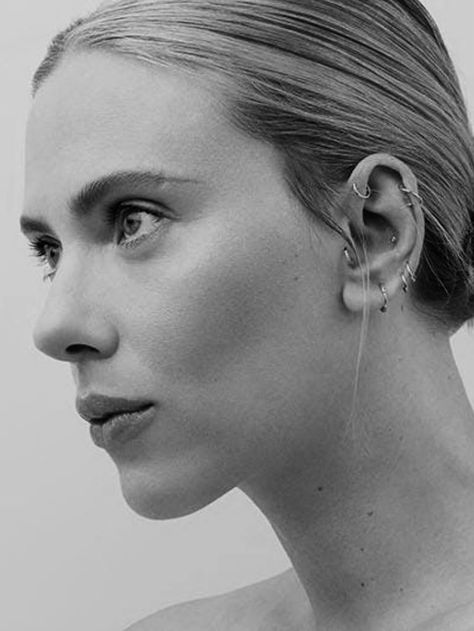 Scarlett Jonhsson Piercing, Scarlett Johansson Piercings, Black Widow Natasha, Marvel Actors, Jacqueline Fernandez, Natasha Romanoff, Ear Candy, Elizabeth Olsen, Wrist Tattoos