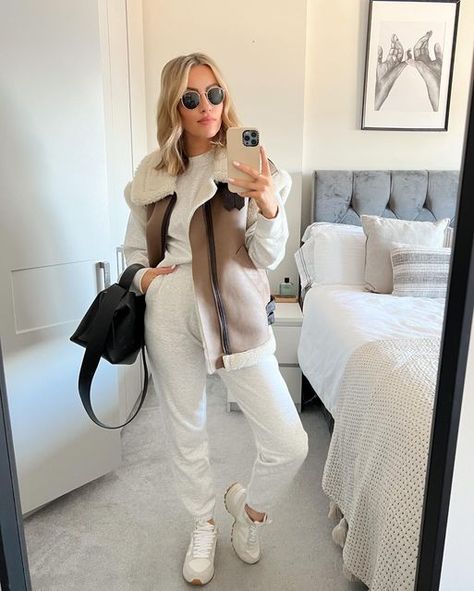 Aviator Gilet Outfit, Zara Gilet Outfit Women, Shearling Gilet Outfit, Zara Outfit 2022 Fall, Zara Vest Outfit, Gilet Outfit Women, Zara Gilet, Autumn Outerwear, Gilet Outfit