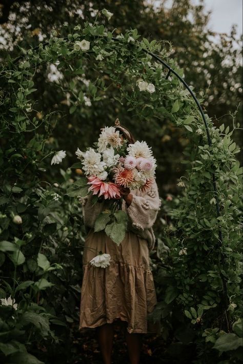 Moon Garden, Beauty Of Flowers, Spring Aesthetic, Garden Gates, Flower Farm, Flower Beauty, Slow Living, Simple Life, Cut Flowers