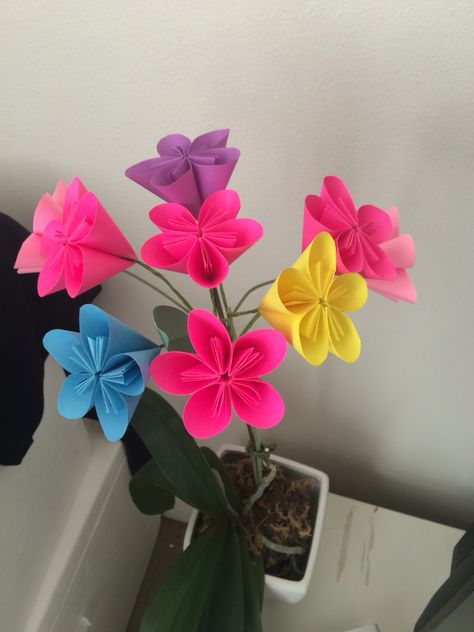 Post-it note origami flowers Post It Note Flowers Tutorial, Post It Notes Origami, Post It Note Flowers, Postit Note Origami, Post It Note Crafts, Post It Origami, Post It Note Origami, Note Origami, Sticky Note Crafts