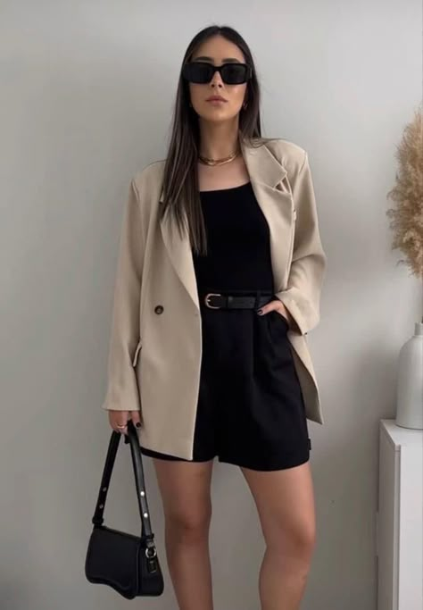 Nude Blazer Outfit, Tan Blazer Outfits Women, Business Casual 2023, Outfit For Short Girl, Linen Blazer Outfit Women, Tan Blazer Outfits, Minimal Outfit Summer, Ootd Shorts, Beige Blazer Outfit